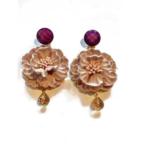 Pendientes flor de tela rosa empolvado, lágrima de cristal y tapón morado